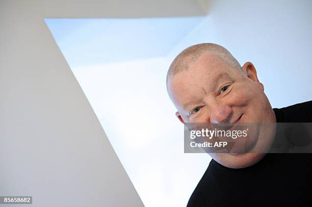 Artiste français Claude Lévêque pose le 27 mars 2009 à son domicile à Montreuil. Claude Lévêque représentera la France à la 53e Biennale...