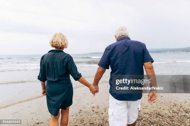 Coppia senior in una passeggiata in mare