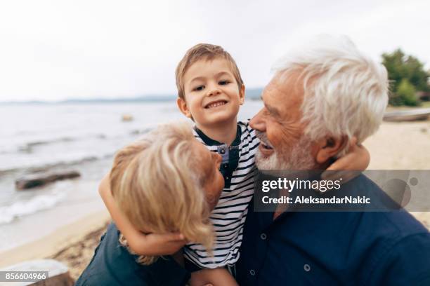 ¡amor de mis abuelos! - grandmother and grandchild beach fotografías e imágenes de stock