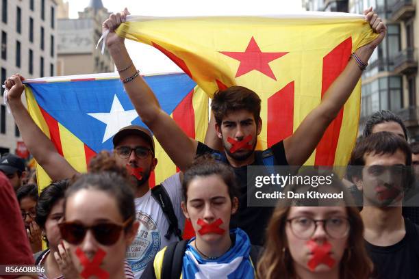 Students hold a silent protest against the violence that marred yesterday's referendum vote outside the University on October 2, 2017 in Barcelona,...