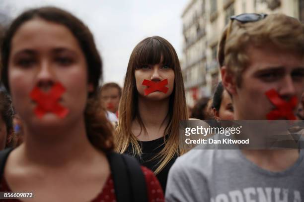 Students hold a silent protest against the violence that marred yesterday's referendum vote outside the University on October 2, 2017 in Barcelona,...