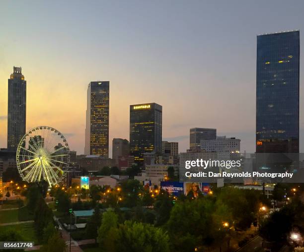 atlanta skyline - centennial park - state farm arena atlanta stock-fotos und bilder
