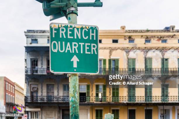 directional sign to french quarter in new orleans - french quarter stock-fotos und bilder