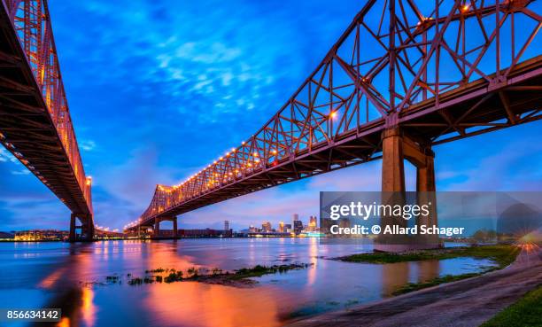 skyline of new orleans with mississippi river at dusk - new orleans city stock-fotos und bilder