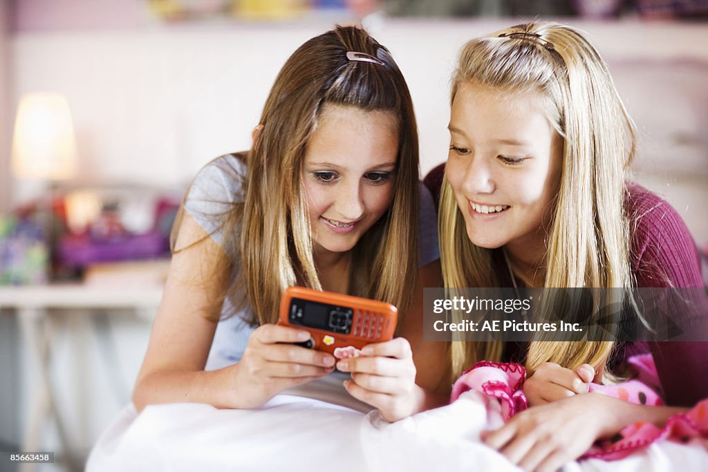 Girl Getting A Message Two Tween Girls Text Message High-Res Stock Photo - Getty Images
