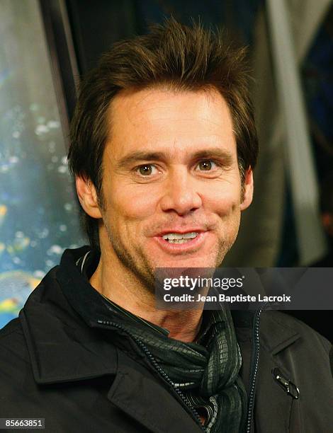 Actor Jim Carrey arrives at the Los Angeles premiere of "Under The Sea 3-D" at the California Science Center on February 5, 2009 in Los Angeles,...