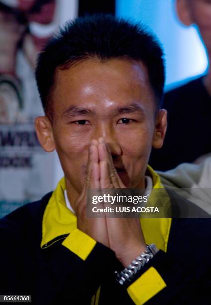 Thailand's boxer Pornsawan Porpramook poses for photographers during a press conference in Mexico City on March 27, 2009. Porpramook and Mexican...