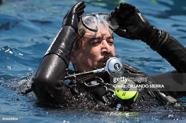 Honduran President Manuel Zelaya Rosales dives in the coral reefs of Punta Pelicano, at the Cayos Cochinos, 30 km northwest of La Ceiba, in the...