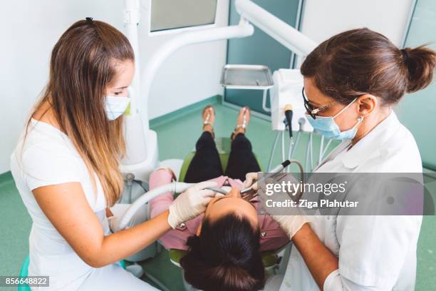 todo para ese gran sonrisa blanca - suction tube fotografías e imágenes de stock