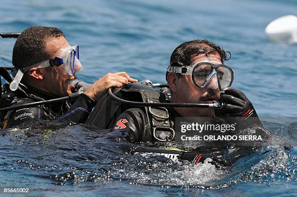 Honduran President Manuel Zelaya Rosales dives in the coral reefs of Punta Pelicano, at the Cayos Cochinos, 30 km northwest of La Ceiba, in the...
