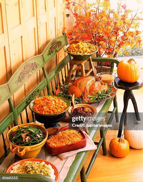 thanksgiving buffet on a bench - plato de acompañamiento fotografías e imágenes de stock