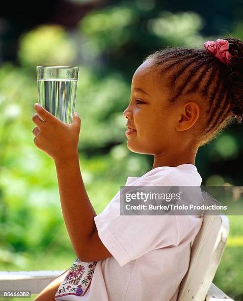 girl with glass of water - african girl drinking water stockfoto's en -beelden