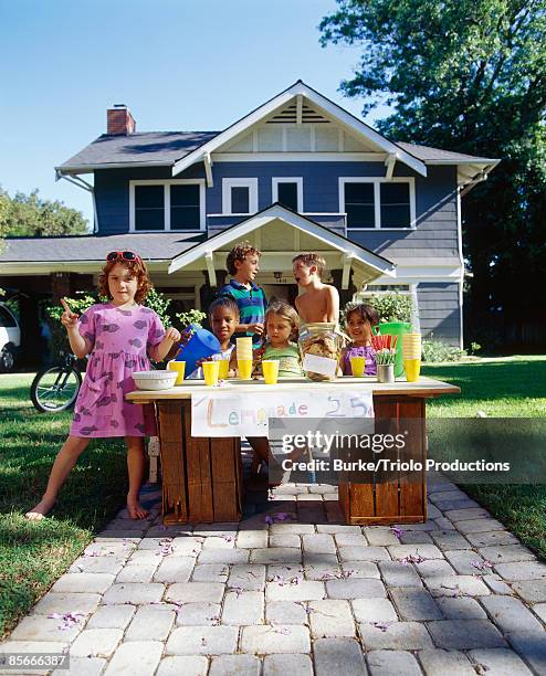 kids with lemonade stand - レモネード売り ストックフォトと画像