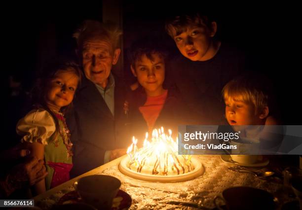 偉大な祖父母の誕生日パーティー - 曾孫息子 ストックフォトと画像