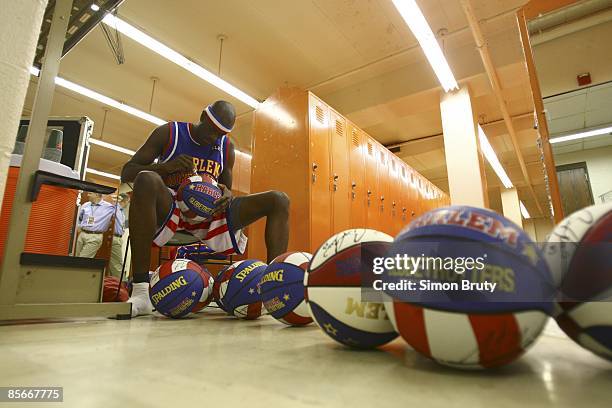 Harlem Globetrotters Special K Daley signing autographs in locker room before game vs Washington Generals at Towson Arena. Behind the scenes. Towson,...