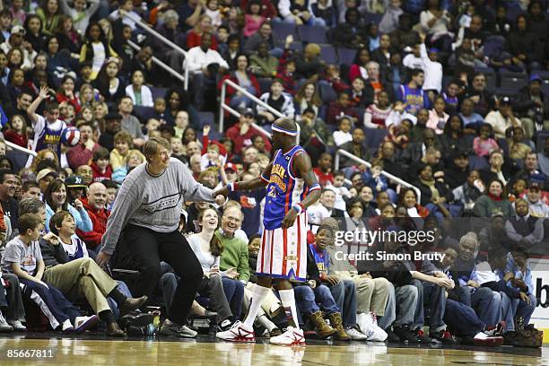 Harlem Globetrotters Special K Daley with fans during game vs Washington Generals at Verizon Center. Washington, DC 3/14/2009 CREDIT: Simon Bruty