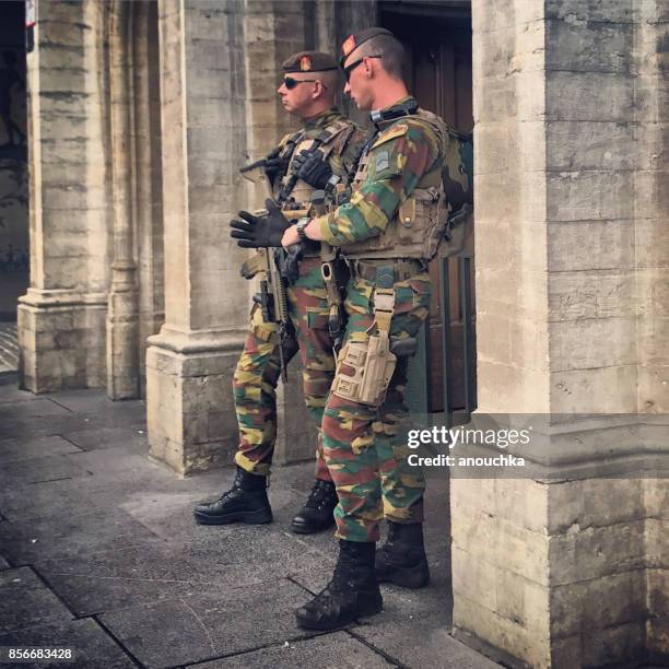 forces armées patrouillant dans le centre ville de bruxelles, belgique - culture belge photos et images de collection