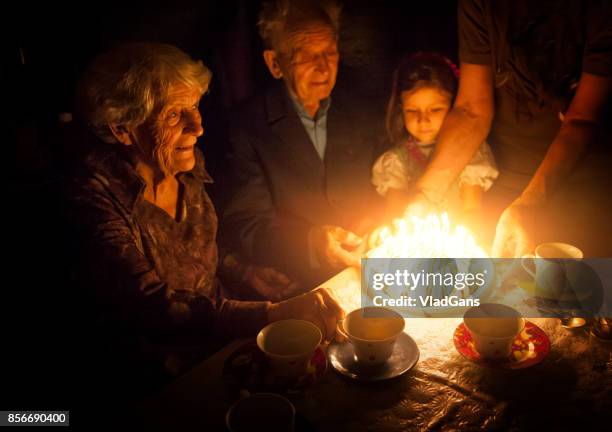 偉大な祖父母の誕生日パーティー - 曾孫息子 ストックフォトと画像