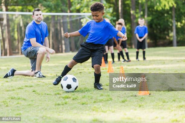 junge auf fußball team üben - sports training drill stock-fotos und bilder