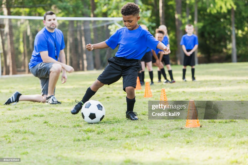 Niño en la práctica del equipo de fútbol