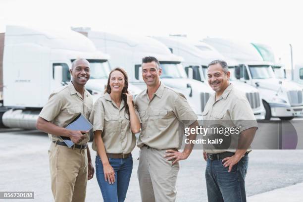 vier multi-etnische werknemers voor semi-vrachtwagens - fleet stockfoto's en -beelden