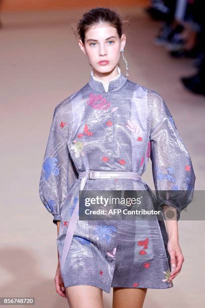 Model presents a creation by Shiatzy Chen, during the women's 2018 Spring/Summer ready-to-wear collection fashion show in Paris, on October 2, 2017....