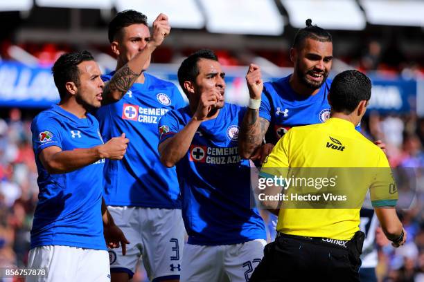 Players of Cruz Azul appeals to referee Cesar Ramos during the 12th round match between Pumas UNAM and Cruz Azul as part of the Torneo Apertura 2017...