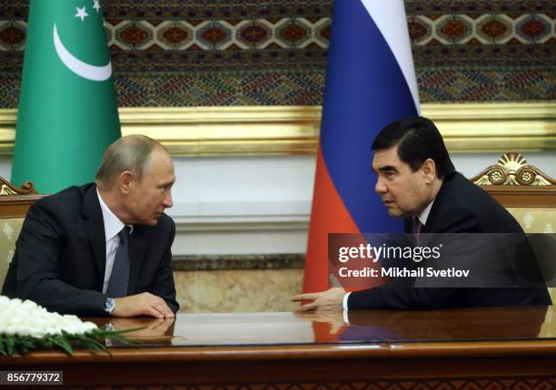 Turkmen President Gurbanguly Berdimuhamedow talks to Russian President Vladimir Putin during their meeting October 2, 2017 in Ashgabad, Turkmenistan....