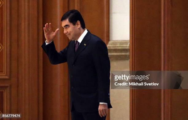 Turkmen President Gurbanguly Berdimuhamedow enters the hall during the welcoming ceremony prior to Russian-Turkmen meeting October 2, 2017 in...