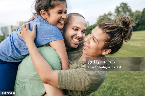 glückliche elternschaft momente - spanish and portuguese ethnicity stock-fotos und bilder
