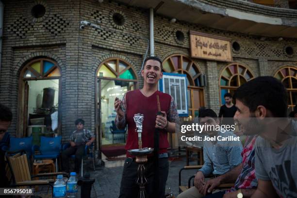 roken shisha in machko café in erbil, irak - erbil stockfoto's en -beelden