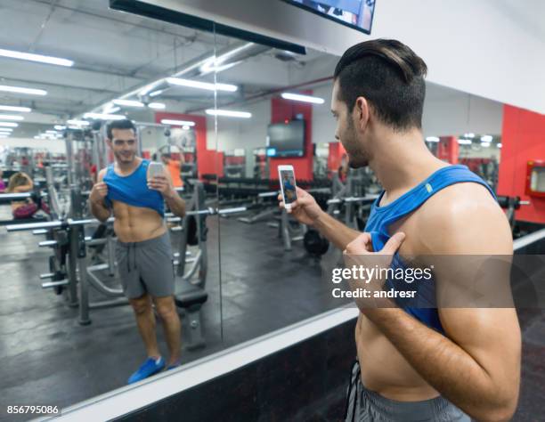 homem tomando um selfie na academia - mirror selfie - fotografias e filmes do acervo