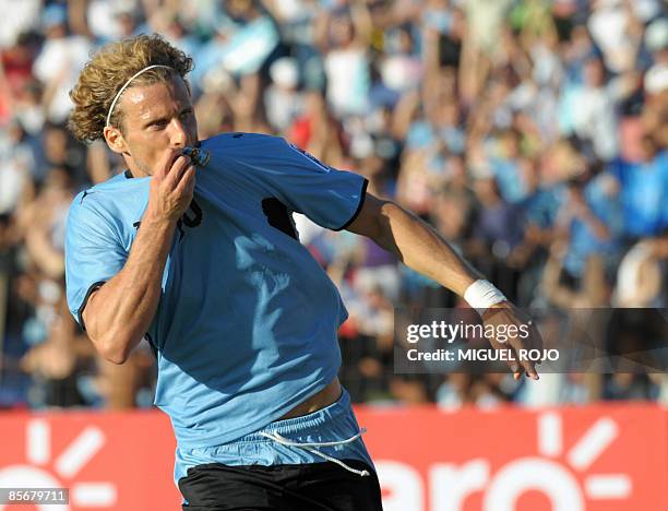 Diego Forlan Ripped 24 Diego Forlan Jersey Stock Photos, High-Res Pictures, and Images ...