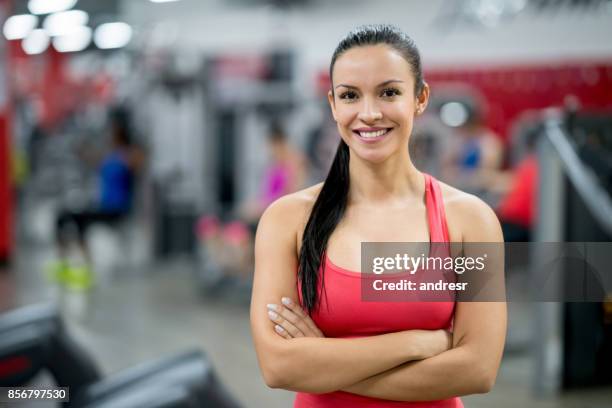 retrato de una mujer hermosa en el gimnasio - instructor-de-acondicionamiento-físico fotografías e imágenes de stock