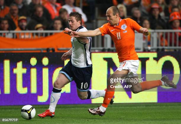 Arjen Robben and Ross McCormack fight for the ball in the World Cup qualifier match Netherlands-Scotland in Amsterdam on March 28, 2009. AFP PHOTO /...