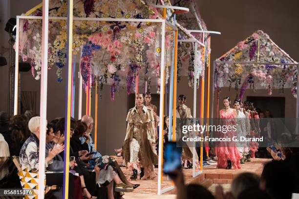 Models walk the runway during the Alexander McQueen show as part of the Paris Fashion Week Womenswear Spring/Summer 2018 on October 2, 2017 in Paris,...