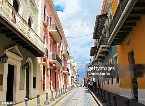 old buildings and blue cobblestones in the streets of old san juan, puerto rico - san juan puerto rico stock-fotos und bilder