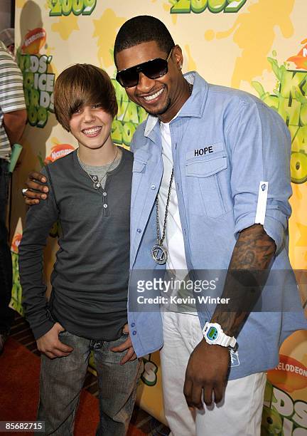 Singer Usher and Justin Bieber arrive at Nickelodeon's 2009 Kids' Choice Awards at UCLA's Pauley Pavilion on March 28, 2009 in Westwood, California.