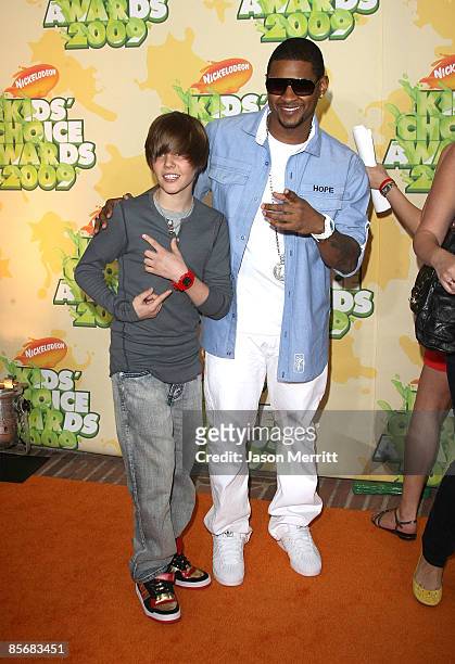 Singers Usher and Justin Bieber arrive at Nickelodeon's 2009 Kids' Choice Awards at UCLA's Pauley Pavilion on March 28, 2009 in Westwood, California.