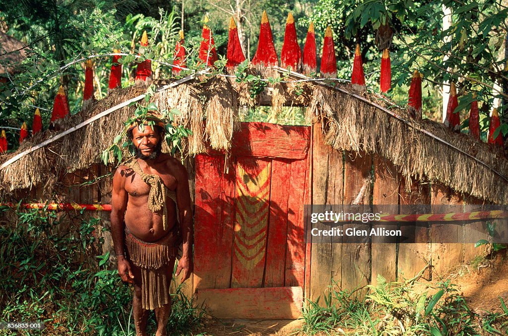 Papua New Guinea, Huli Wigman  in front of garden gate