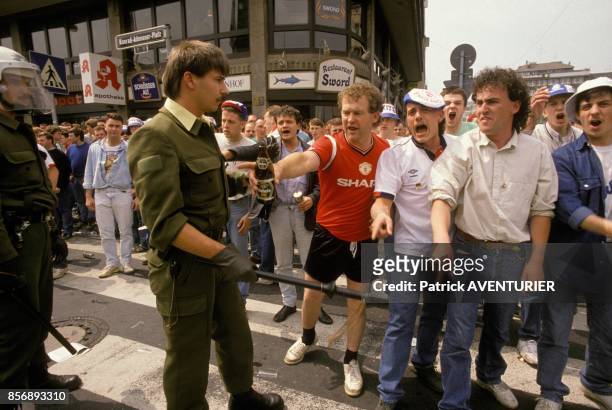 Hooligans a Dusseldorf lors du championnat d'Europe de football le 15 juin 1988 a Dusseldorf, Allemagne.