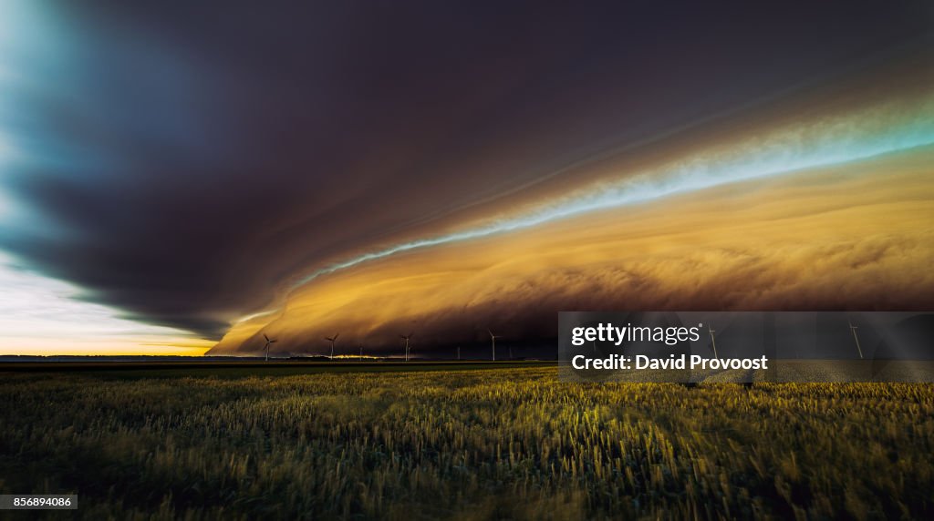 Shelf-arcus-cloud over farmersland and windmills at sunset