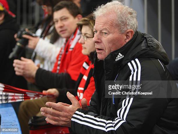 Ancient masseur Hermann Rieger of Hamburg applauds the Scorpions during the first DEL Play-Off semi final match between Hannover Scorpions and DEG...