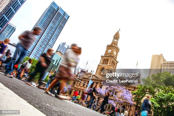 sydney centrum, wazig snijpunt mensen en verkeer - sydney shopping stockfoto's en -beelden