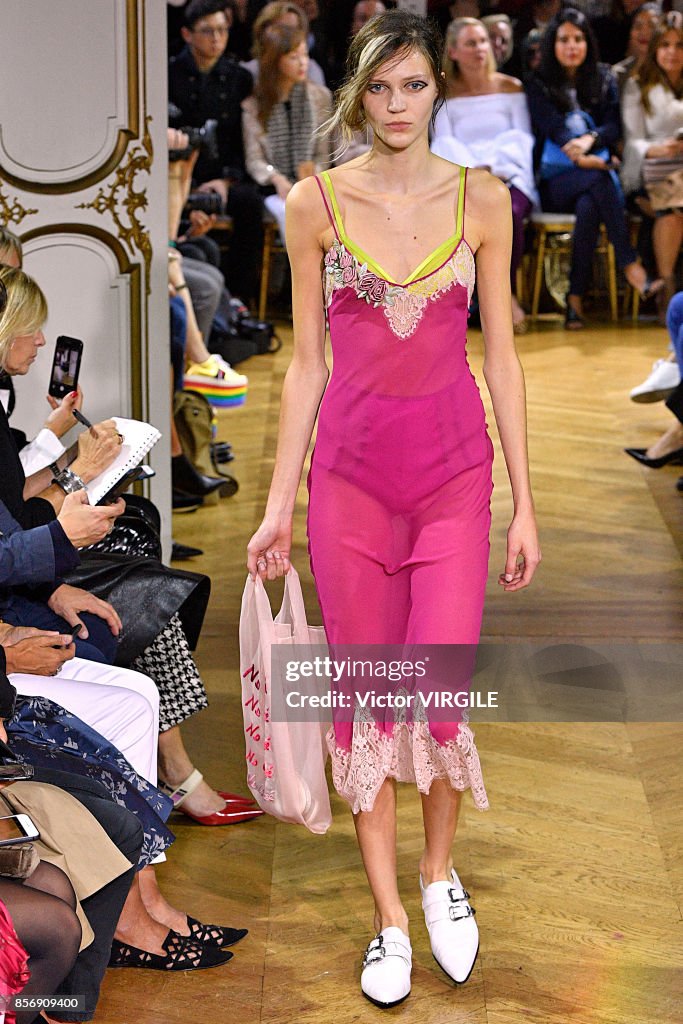John Galliano : Runway - Paris Fashion Week Womenswear Spring/Summer 2018