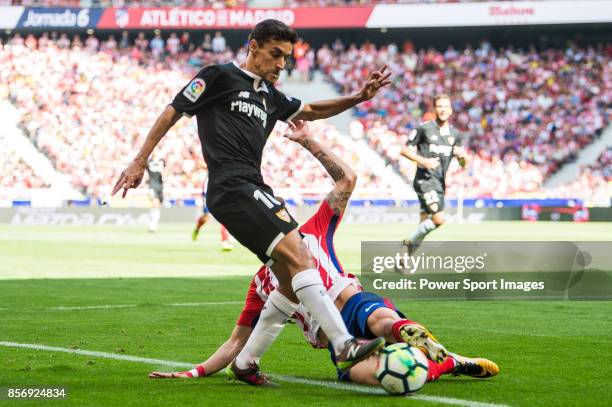 Saul Niguez Esclapez of Atletico de Madrid battles for the ball with Jesus Navas Gonzalez of Sevilla FC during the La Liga 2017-18 match between...