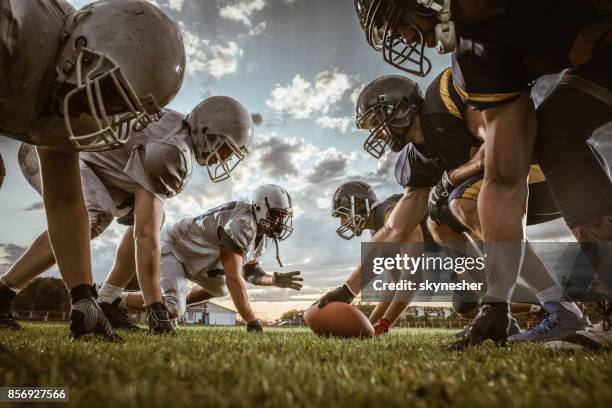 onder weergave van american football spelers op een begin van de wedstrijd. - american football lineman stockfoto's en -beelden