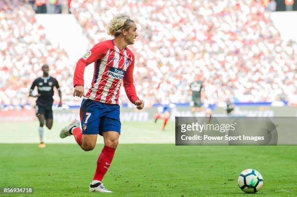 Antoine Griezmann of Atletico de Madrid in action during the La Liga 2017-18 match between Atletico de Madrid and Sevilla FC at the Wanda...