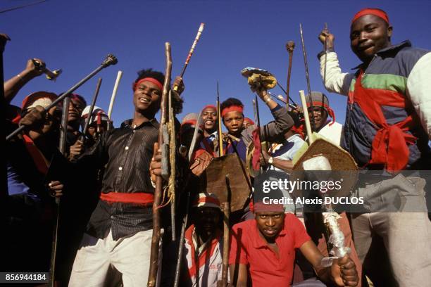 Jeunes hommes de nationalite zoulou du mouvement Inkhata avec lances et boucliers dans le township de Kagiso le 23 aout 1990 en Afrique du Sud.