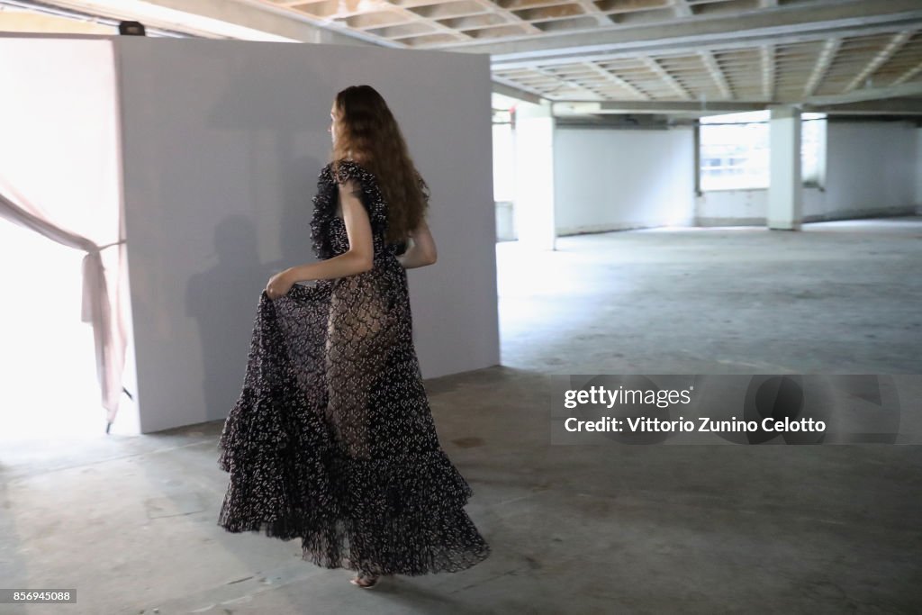 Giambattista Valli : Backstage - Paris Fashion Week Womenswear Spring/Summer 2018